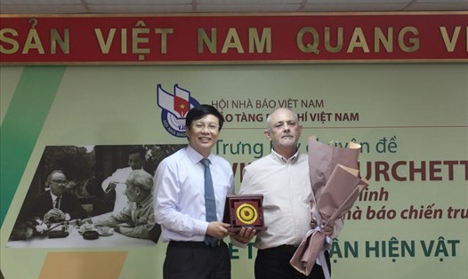 Phó Chủ tịch Thường trực Hồ Quang Lợi trao quà lưu niệm cho con trai nhà báo Wilfred Burchett. Ảnh Trần Vương
