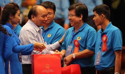 Thủ tướng Nguyễn Xuân Phúc trao quà cho 23 công nhân tiêu biểu trong cuộc gặp gỡ công nhân, lao động kỹ thuật cao năm 2019. Ảnh: Sơn Tùng
