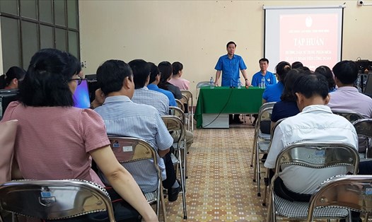 Lãnh đạo LĐLĐ tỉnh Ninh Bình phổ biến các nội dung liên quan đến buổi tập huấn. Ảnh: NT