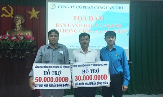 Lãnh đạo Công đoàn TCty Hàng hải Việt Nam trao hỗ trợ Mái ấm Công đoàn cho đoàn viên khó khăn. Ảnh: T.K
