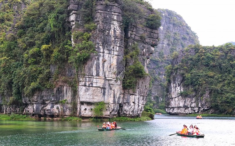 Khung cảnh núi non hùng vĩ ở Tràng An khiến nhiều du khách thích thú. Ảnh: PV.