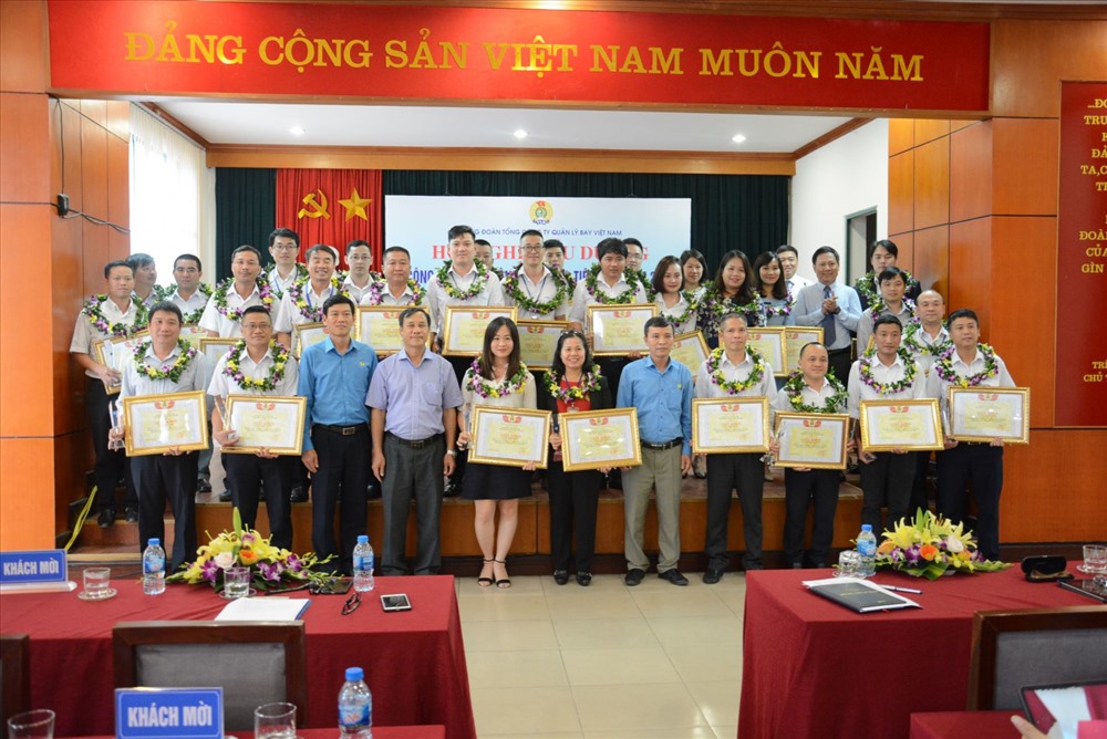 Lãnh đạo CĐ GTVT Việt Nam, CĐ TCty Quản lý bay Việt Nam tặng bằng khen cho CNLĐ tiêu biểu. Ảnh: Q.T