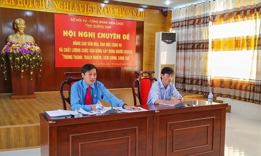 Đồng chí Trần Quốc bảo - Chủ tịch Công đoàn Viên chức tỉnh Quảng Nam 
và đồng chí Trương Hồng Giang - Trưởng phòng CCHC, Sở Nội vụ - đồng chủ trì hội nghị.