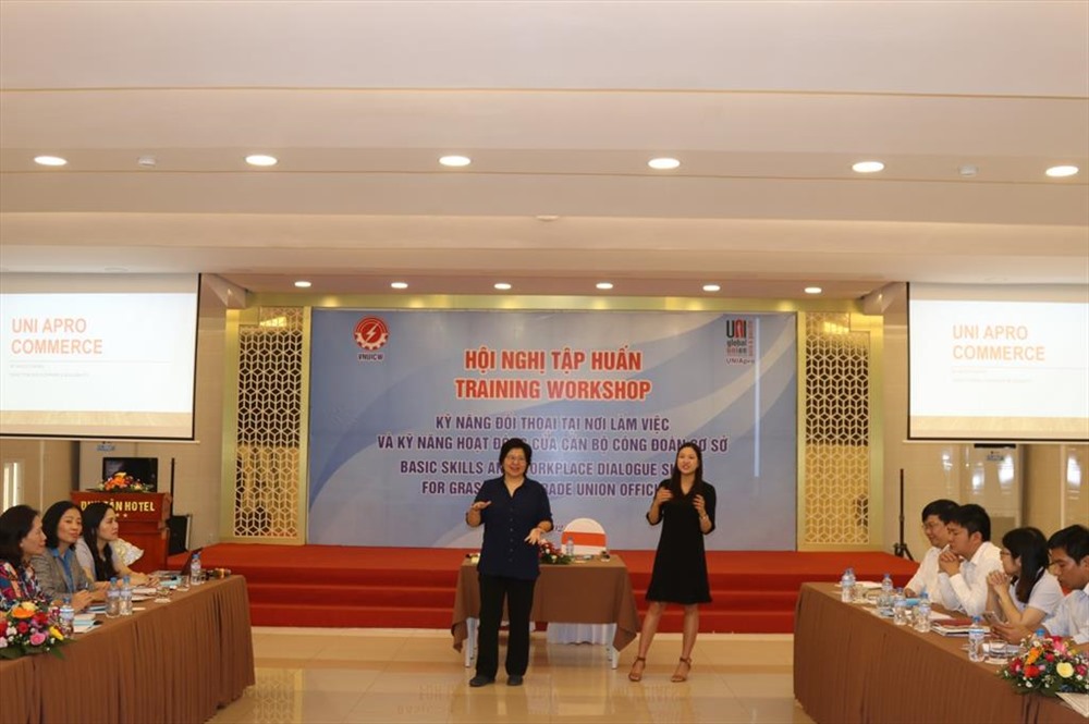 Bà Alice Chang (bên trái), Trưởng Ban Thương mại UNI Apro, giảng viên Hội nghị Tập huấn, chia sẻ các nội dung, kinh nghiệm, kỹ năng đối thoại tại nơi làm việc. Ảnh: T.T