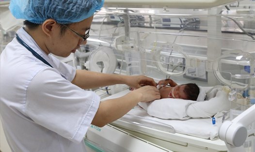 Bé sinh non bị bỏ rơi đang được chăm sóc đặc biệt tại Bệnh viện Đa khoa tỉnh Phú Thọ.