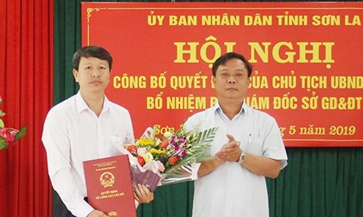 Ông Phạm Văn Thủy - Phó Chủ tịch UBND tỉnh trao quyết định bổ nhiệm ông Nguyễn Văn Chiến. Ảnh: Báo Sơn La.