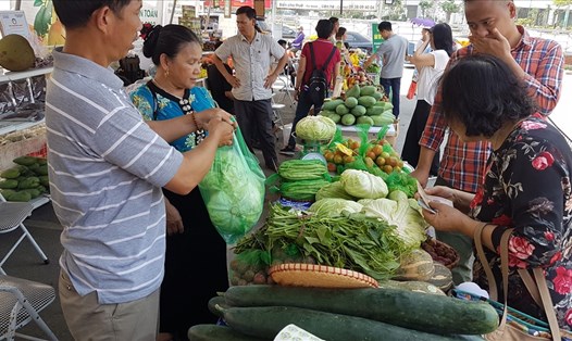 Các mặt hàng rau, quả, nông sản an toàn tỉnh Sơn La được người tiêu dùng Thủ đô ưa thích. Ảnh: Kh.V