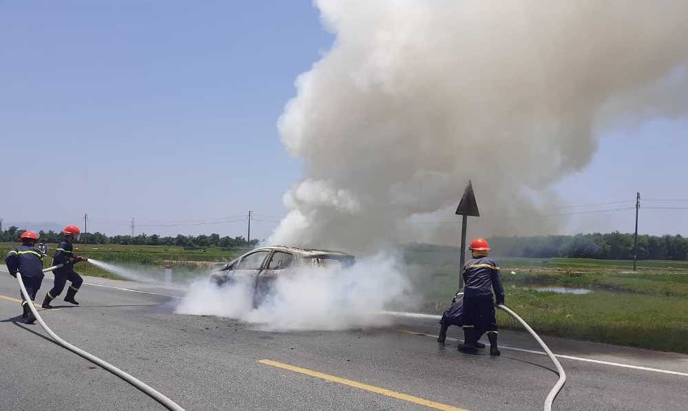 Chiếc xe bốc cháy nghi ngút khói.