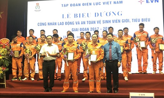 Lãnh đạo Tập đoàn EVN và Công đoàn Điện lực Việt Nam trao phần thưởng cho CNLĐ giỏi ngành điện giai đoạn 2017-2019. Ảnh: H.A