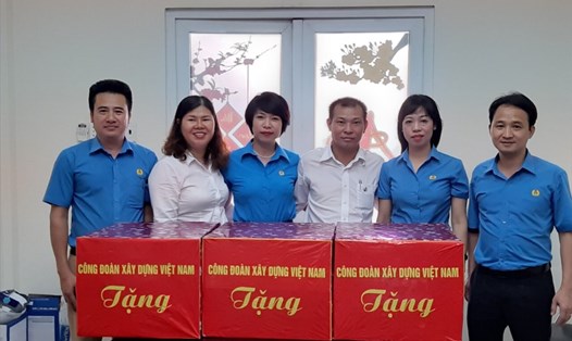 Đoàn công tác của Công đoàn Xây dựng Việt Nam tặng quà tới CNLĐ.
