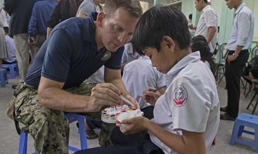 Trung uý Hải quân Mỹ Jeffrey Birch giúp một học sinh Trung tâm Phát triển Hòa nhập Phú Yên tô tượng trong chương trình trao đổi văn hóa của chương trình Đối tác Thái Bình Dương 2019. Ảnh: DVIDS