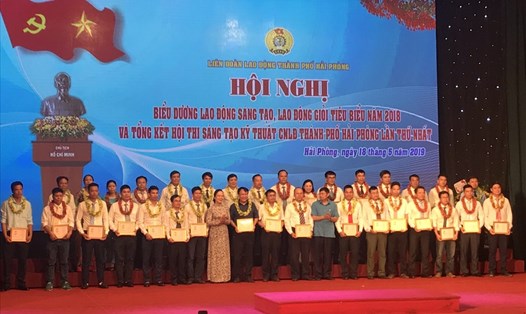 PCT Tổng LĐLĐ Việt Nam Phan Văn Anh và Phó Bí thư Thường trực Thành ủy Hải Phòng trao bằng Lao động sáng tạo cho CNLĐ năm 2018 - Ảnh CTV