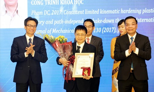 Phó Thủ tướng Chính phủ Vũ Đức Đam và Bộ trưởng Bộ KHCN Chu Ngọc Anh trao Giải thưởng Tạ Quang Bửu cho TSKH. Phạm Đức Chính.