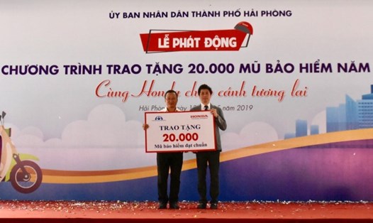 Đại diện Honda Việt Nam trao tượng trưng 20.000 mũ bảo hiểm đạt chuẩn cho Ủy ban ATGT Quốc gia.