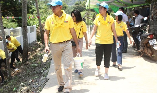 Đại sứ Thái Lan tại Việt Nam dẫn đầu đoàn tham gia hoạt động thiện nguyện tại trường mầm mon ở huyện Cao Phong, tỉnh Hòa Bình trong ngày 18.5, ngay trong đợt nắng nóng đỉnh điểm ở miền Bắc. Ảnh: P.V.