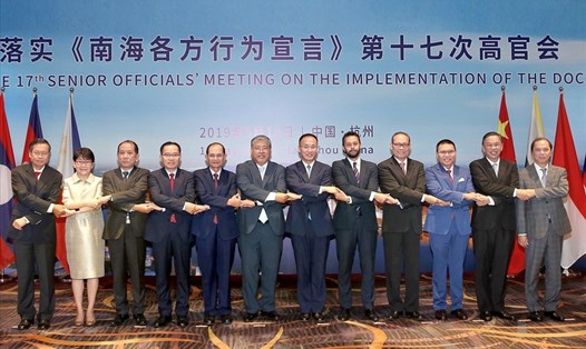 Các đại biểu tham dự Hội nghị Quan chức cao cấp ASEAN-Trung Quốc về DOC tại Hàng Châu. Ảnh: BNG
