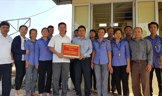 Đồng chí Nguyễn Thanh Hoàn, Phó Chủ tịch Công đoàn ĐSVN (thứ 5 từ trái sang) trao tặng hỗ trợ nhân Tháng Công nhân