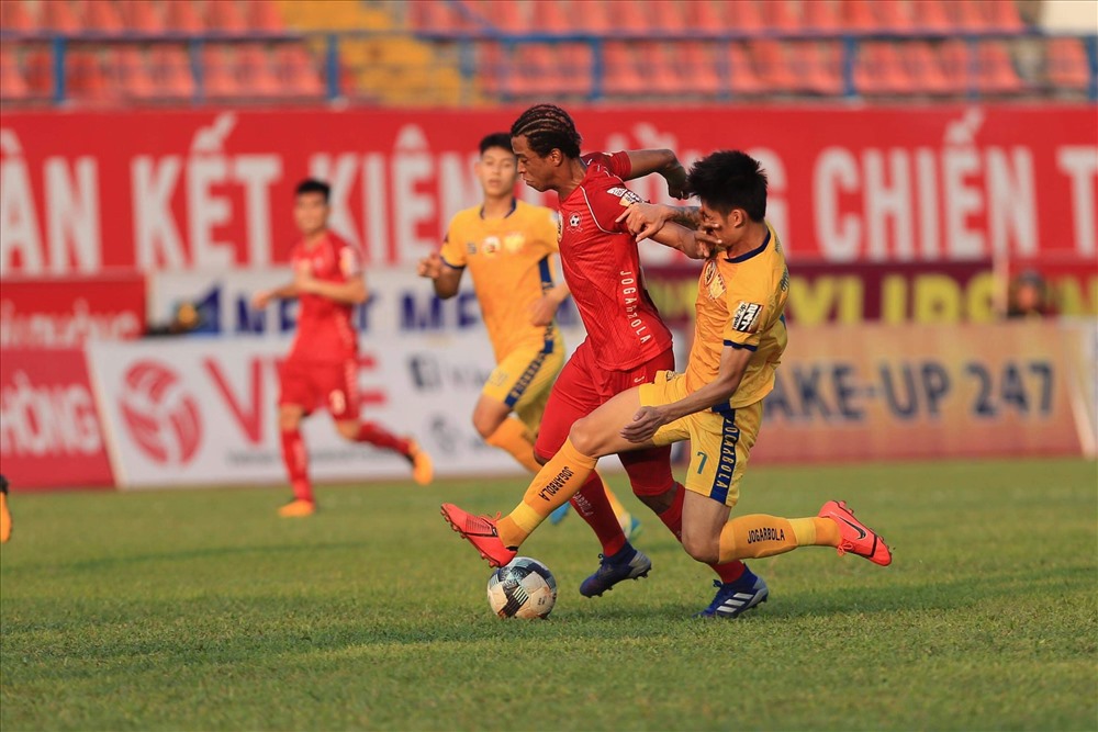 Không để lại nhiều dấu ấn chuyên môn, trận đấu giữa Hải Phòng và Thanh Hóa là một trận cầu đầy bạo lực với cơn mưa thẻ phạt. Ảnh" T.L