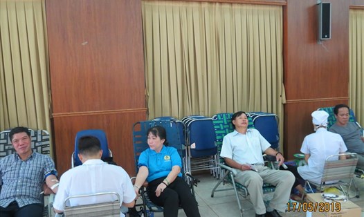 Cán bộ, đoàn viên công đoàn Xí nghiệp toa xe Sài Gòn tham gia hiến máu
