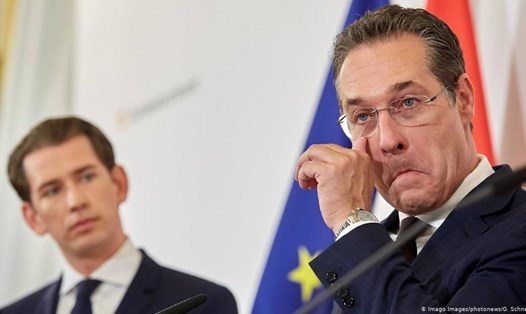 Phó Thủ tướng Áo Heinz Christian Strach (phải) từ chức hôm 17.5. Ảnh: DW