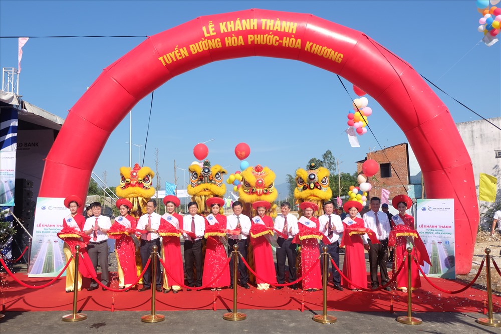 Các đại biểu cắt băng khánh thành tuyến đường Hòa Phước - Hòa Khương.