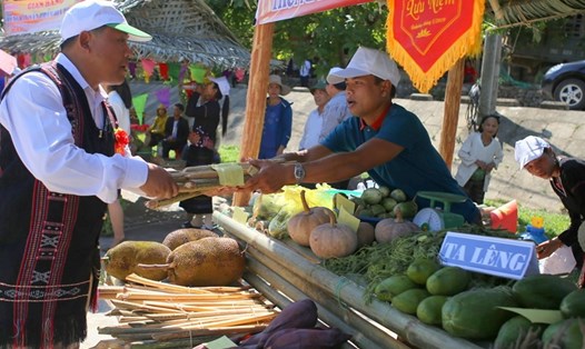 Đọt cây mây rừng, một sản vật của núi rừng Đakrông được nhiều du khách chọn mua tại phiên chợ vùng cao. Ảnh: Hưng Thơ.