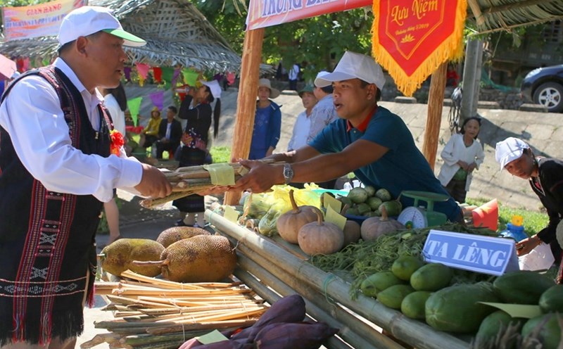 Đọt cây mây rừng, một sản vật của núi rừng Đakrông được nhiều du khách chọn mua tại phiên chợ vùng cao. Ảnh: Hưng Thơ.