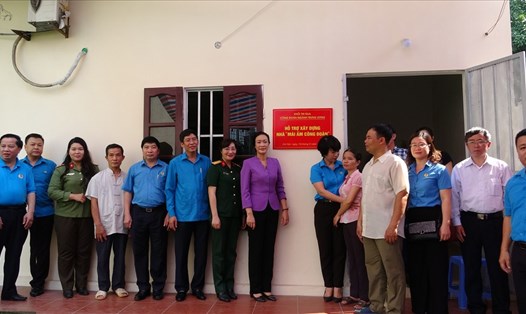 Khối thi đua công đoàn ngành Trung ương trao tặng hỗ trợ kinh phí xây dựng nhà Mái ấm công đoàn cho gia đình công nhân Nguyễn Thị Thành.