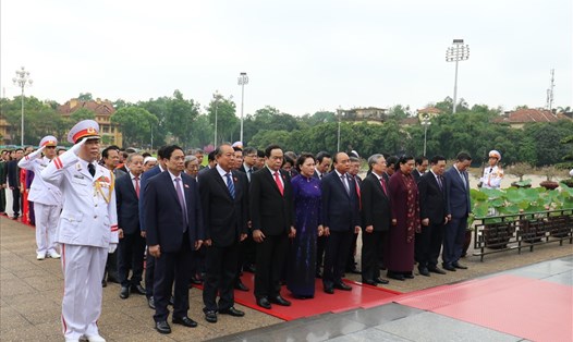 Lãnh đạo Đảng, Nhà nước vào Lăng viếng Chủ tịch Hồ Chí Minh. Ảnh: Như Ý