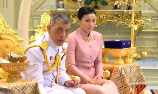 Nhà vua  Vajirusongkorn trong lễ phong hậu cho bà Suthida. Ảnh: AFP. 