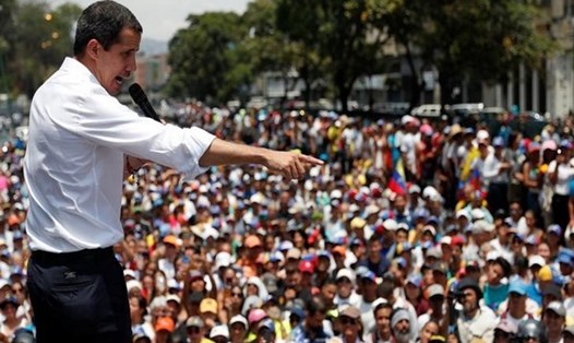 Tổng thống tự xưng Juan Guaido phát biểu trước người biểu tình ngày 1.5. Ảnh: Reuters