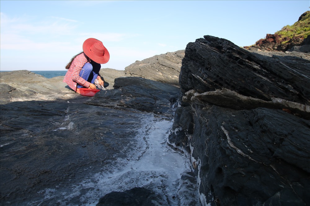 Muối tinh trên dãy núi đá Bàn Than hơn 400 năm tuổi.
