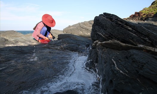 Muối tinh trên dãy núi đá Bàn Than hơn 400 năm tuổi.