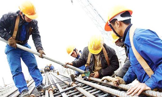 Công nhân xây dựng làm việc trực tiếp trên công trường phải chịu những điều kiện làm việc vất vả, khắc nghiệt. Ảnh: PV