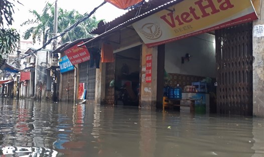 Mưa lớn khiến nhiều nơi tại Hà Nội ngập sâu tới 40cm. Ảnh: Thế Anh