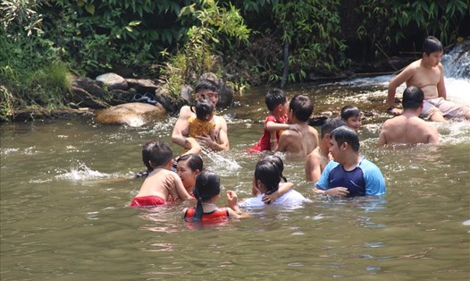 Nắng nóng, nghỉ lễ dài ngày nên người dân chọn các khe suối để du lịch và tắm mát