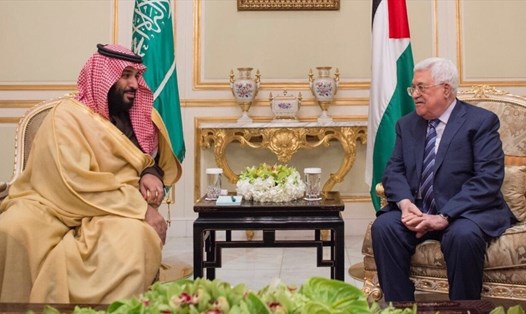 Thái tử Saudi Arabia Mohammed bin Salman trong một cuộc gặp với Tổng thống Palestine Mahmoud Abbas. Ảnh: Saudi Press Office