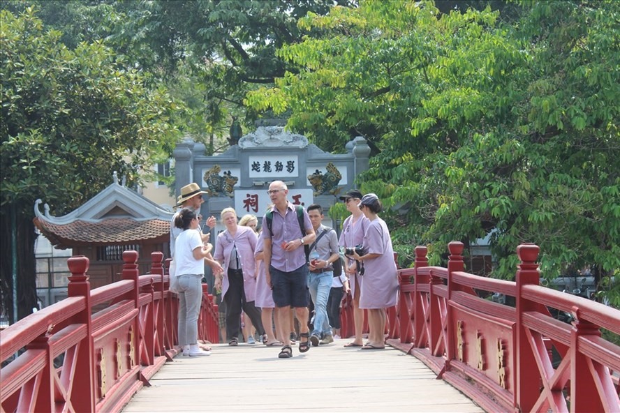 Khách du lịch tham quan đền Ngọc Sơn (Hà Nội). Ảnh PV.