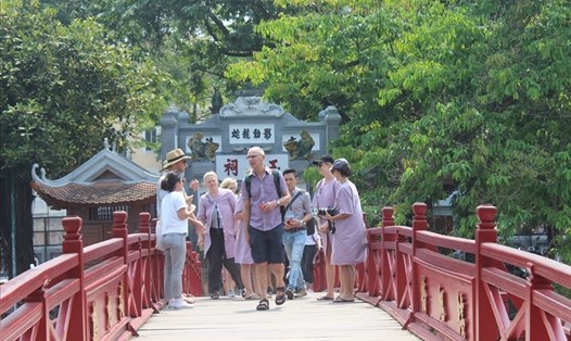 Khách du lịch tham quan đền Ngọc Sơn (Hà Nội). Ảnh PV.