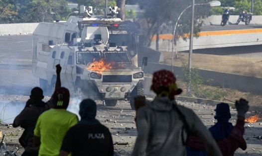 Người biểu tình chống chính phủ đụng độ với lực lượng an ninh Venezuela ngày 1.5.2019. Ảnh: AFP