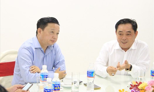 Bộ trưởng Bộ TNMT Trần Hồng Hà nghe ông Huỳnh Uy Dũng báo cáo về hoạt động của nhà máy xử lý nước thải.