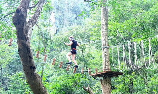 Du lịch trải nghiệm với những trò chơi gắn liền với thiên nhiên tại Công viên Ozo đã tạo ấn tượng mạnh với du khách. Ảnh: Lê Phi Long