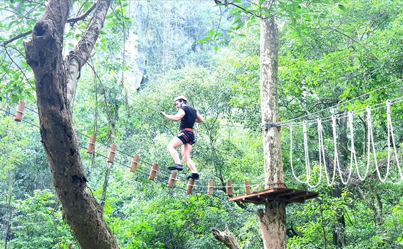 Du lịch trải nghiệm với những trò chơi gắn liền với thiên nhiên tại Công viên Ozo đã tạo ấn tượng mạnh với du khách. Ảnh: Lê Phi Long
