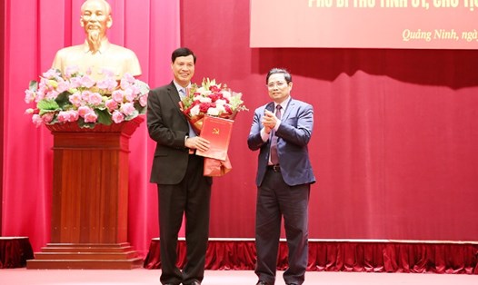 Ông Phạm Minh Chính - Trưởng Ban Tổ chức Trung ương trao quyết định nghỉ hưu theo chế độ đối với ông Nguyễn Đức Long. Ảnh: BQN