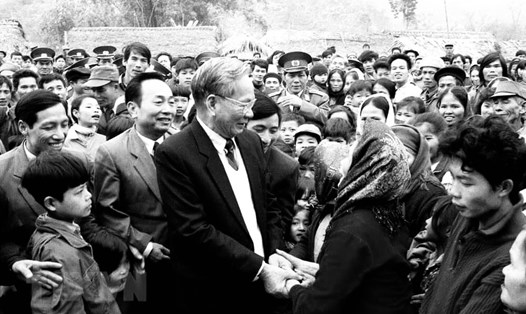 Chủ tịch Nước Lê Đức Anh thăm Công ty Xi măng Bỉm Sơn (Thanh Hóa), ngày 29.12.1994. (Ảnh: Cao Phong/TTXVN)