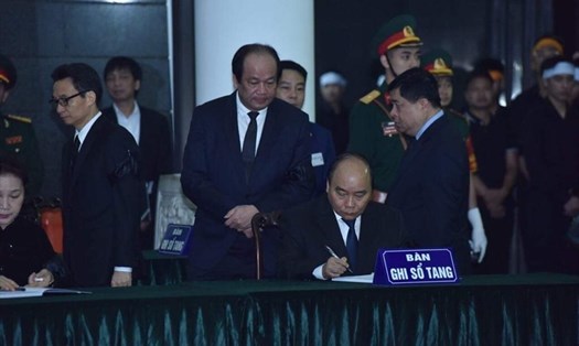 Thủ tướng Nguyễn Xuân Phúc viết sổ tang tiễn biệt nguyên Chủ tịch Nước, Đại tướng Lê Đức Anh.