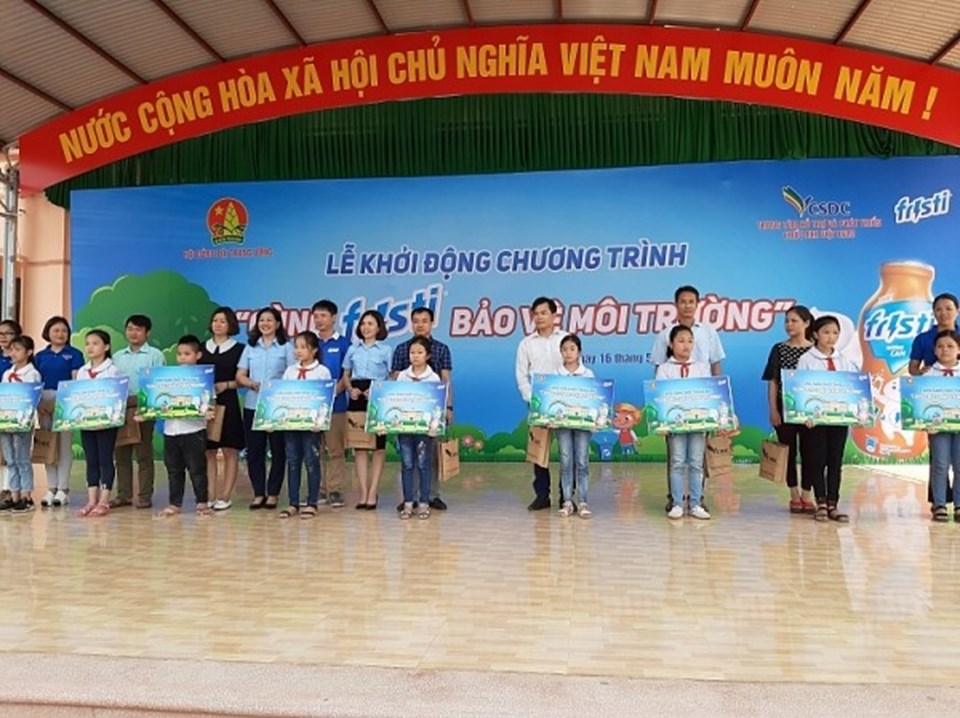 BTC trao quà tặng cho đại diện các trường tham gia chương trình “Cùng Fristi bảo vệ môi trường” năm 2019. BTC trao quà tặng cho đại diện các trường tham gia chương trình “Cùng Fristi bảo vệ môi trường” năm 2019.