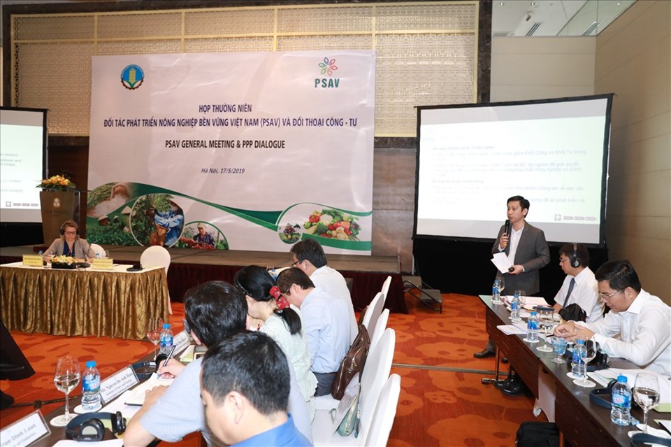 Đại diện Nestlé Việt Nam trình bày tại hội nghị thường niên Đối tác phát triển nông nghiệp bền vững và đối thoại công tư PPP. Đại diện Nestlé Việt Nam trình bày tại hội nghị thường niên Đối tác phát triển nông nghiệp bền vững và đối thoại công tư PPP.