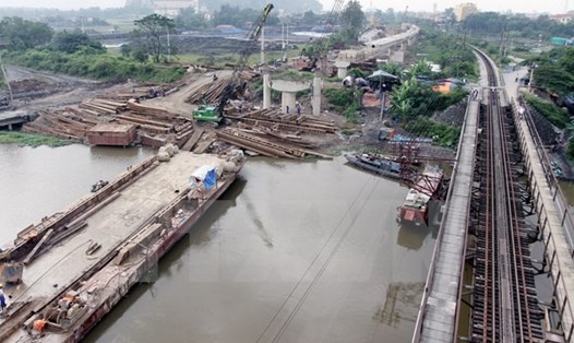 Dự án nâng cao an toàn cầu đường sắt trên tuyến Hà Nội - TP. Hồ Chí Minh. Ảnh: TTXVN