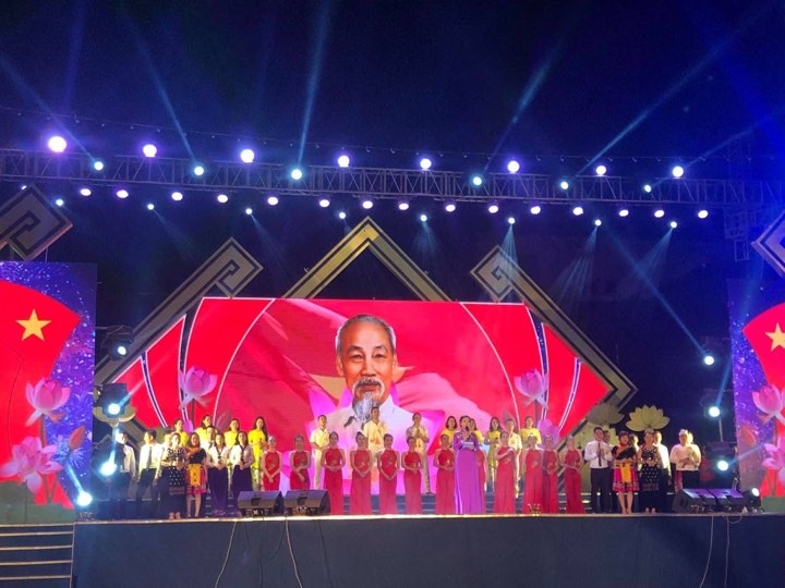 Nhiều tiết mục đặc sắc trong đêm tổng kết lễ hội văn hóa làng Sen 2019.